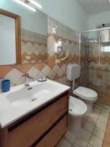 un bagno con lavandino e WC di Il Geco b&b a Gallipoli