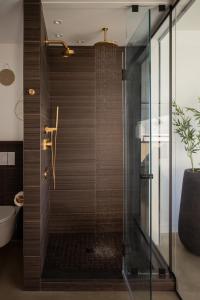 baño con ducha y puerta de cristal en ViewPoint Hotel en York