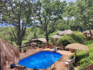 艾吉纳La lyalis的院子里有带木甲板的游泳池