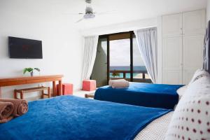 2 camas en una habitación con vistas al océano en Preciosas vista al mar, a 10 min. del aeropuerto -Sol2401- en Cancún