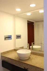 baño con lavabo y espejo grande en Preciosas vista al mar, a 10 min. del aeropuerto -Sol2401- en Cancún