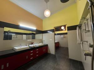 un bagno con due lavandini e un grande specchio di Villa Infinity a Lovina