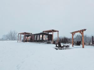 un edificio en un campo en la nieve en ‘Scenic Escapes’ Romantic Pine Grove Getaway!, en Pine Grove