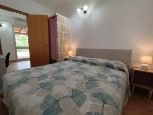 una camera da letto con un letto con un copriletto colorato di Il Geco b&b a Gallipoli