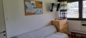 a living room with a couch and a tv at La Thuile bilocale frazione. Entrèves in La Thuile