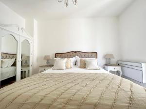 1 dormitorio con 1 cama grande y paredes blancas en Palazzo Maratea a luxurious 1 bedroomed apartment in a 500 year old Palazzo, en Campagna