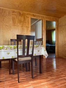 uma mesa de jantar com 2 cadeiras e um espelho em Cabañas El Diamante em Villa Maniguales