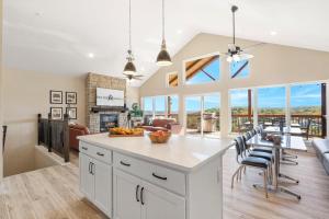 een keuken en woonkamer met een tafel en stoelen bij Highway Hideaway in Kimberling City