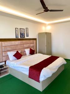 ein Schlafzimmer mit einem großen Bett mit roten Kissen in der Unterkunft Luxurious Beach Resort Agonda in Agonda