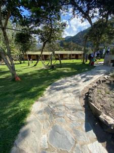 park z placem zabaw, drzewami i trawą w obiekcie LA HACIENDA LODGE w mieście Santa Teresa