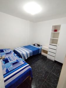 Cette chambre comprend 2 lits et une commode. dans l'établissement Bonito Depa, cómodo y bien ubicado, à Punta Hermosa