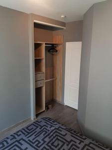 an empty room with a closet and a door at (Nouvelles literie)ménage gratuit in Bayonne