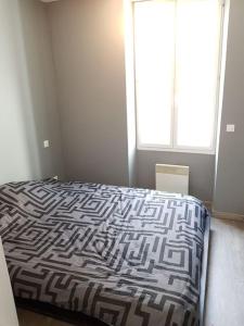 a bedroom with a bed with a large window at (Nouvelles literie)ménage gratuit in Bayonne