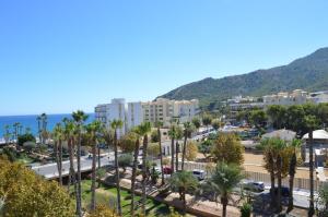 uitzicht op een stad met palmbomen en gebouwen bij Albir Beach & Sea Apt in Albir