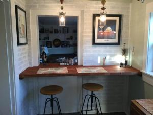 eine Küche mit zwei Hockern an einer Bar in der Unterkunft The Charleston Inn Hendersonville NC in Hendersonville