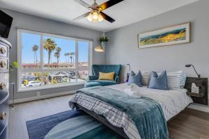 1 dormitorio con 1 cama y una ventana con palmeras en 2BD Pool Ocean View Free Parking, en Imperial Beach
