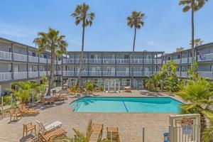 un edificio de apartamentos con piscina y palmeras en 2BD Pool Ocean View Free Parking, en Imperial Beach