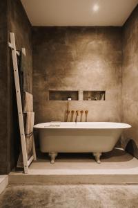 uma casa de banho com banheira num quarto em HERE Apartments em Cracóvia
