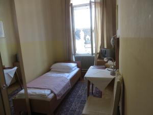Postel nebo postele na pokoji v ubytování Hotel Stadtpark