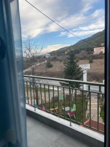 - une vue sur une colline depuis la fenêtre du train dans l'établissement Dimitris Rooms, à Asvestokhórion