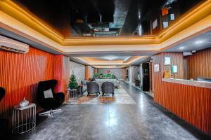 een lobby met rode muren en zwarte stoelen en een bar bij Lupo Libero Hotel Spa in Antalya