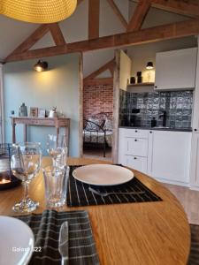 uma cozinha com uma mesa de madeira com um prato em Huys de Landerije em Wouwsche Plantage
