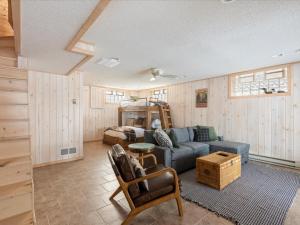 een woonkamer met een bank en een bed bij Eagles Rest On Whitefish in Pine River