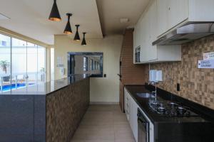 Dapur atau dapur kecil di Ap Cloe com piscina próximo ao Aeroporto