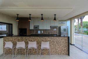 Dapur atau dapur kecil di Ap Cloe com piscina próximo ao Aeroporto