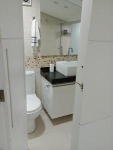 biała łazienka z toaletą i umywalką w obiekcie Flats Ancorar w mieście Porto de Galinhas