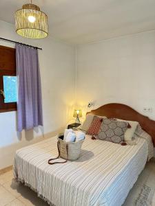 um quarto com uma cama com um cesto em La Muntanera - Eco-friendly apartment em Figuerola