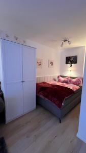 ブラウンラーゲにあるHarz-Roseのベッドルーム1室(ベッド1台、白いキャビネット付)