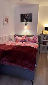 ブラウンラーゲにあるHarz-Roseのベッドルーム1室(赤いシーツと枕のベッド1台付)