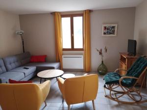 ein Wohnzimmer mit einem Sofa und Stühlen in der Unterkunft maison le Rossignol in Châtillon-en-Diois
