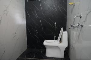 Ένα μπάνιο στο Borrbo Beach Hostel Gokarna