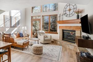 a living room with a fireplace and a tv at The Ski Lodge, Unit 306 in Edwards