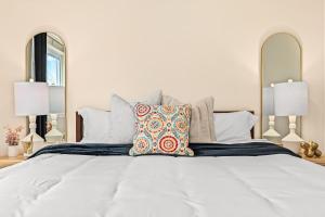Katil atau katil-katil dalam bilik di New! Cozy Upper 1BR Flat near Downtown Roseville