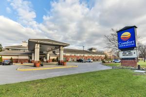 una señal frente a un edificio con un concesionario de automóviles en Comfort Inn & Suites Ambassador Bridge en Windsor