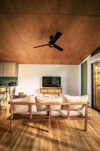 un soggiorno con divano e ventilatore a soffitto di Casa Samambaia - sea view tropical paradise w' pool a Playa Venao