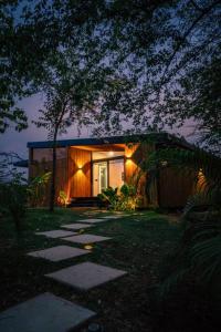 una piccola casa con luci sul lato di Casa Samambaia - sea view tropical paradise w' pool a Playa Venao