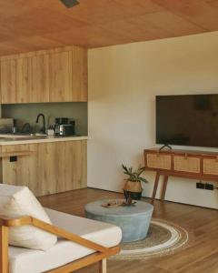 un soggiorno con divano e TV di Casa Samambaia - sea view tropical paradise w' pool a Playa Venao