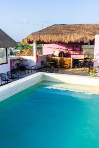 un resort con piscina e ristorante di Itza Hotel Akumal - Dive House ad Akumal