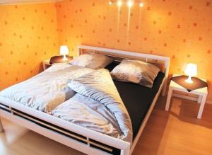 1 cama con 2 almohadas en una habitación en Renovierte Ferienwohnung in Tondorf mit Grill und Garten en Nettersheim