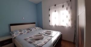 - une chambre avec un lit et 2 serviettes dans l'établissement Große Wohnung in Podstrana mit Eigenem Balkon, à Podstrana