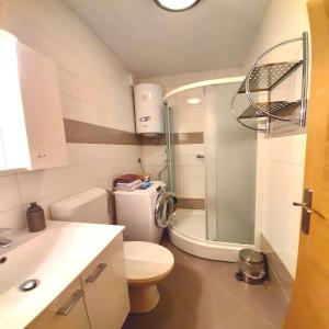 La petite salle de bains est pourvue d'une douche et de toilettes. dans l'établissement Große Wohnung in Podstrana mit Eigenem Balkon, à Podstrana
