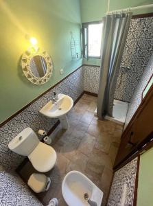a bathroom with a toilet and a sink at Casa Cocolores in Villaverde