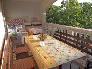 - Balcón con mesa y sillas en Ferienwohnung mit Balkon für vier Personen, en Pula