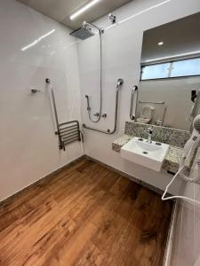 a bathroom with a sink and a mirror at Capri Hotel in Duque de Caxias