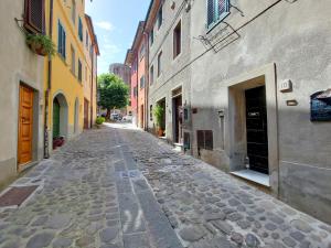 une rue vide dans une ruelle entre bâtiments dans l'établissement La Casa sulle Mura - Montecarlo - A 15 km da Lucca, à Montecarlo