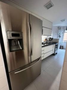 Il comprend une cuisine équipée d'un réfrigérateur en acier inoxydable. dans l'établissement Barra Praia Bourbon, à Rio de Janeiro